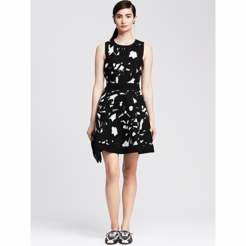 Banana Republic Textured Floral Fit Flare Dress 2 Black White Structured Party